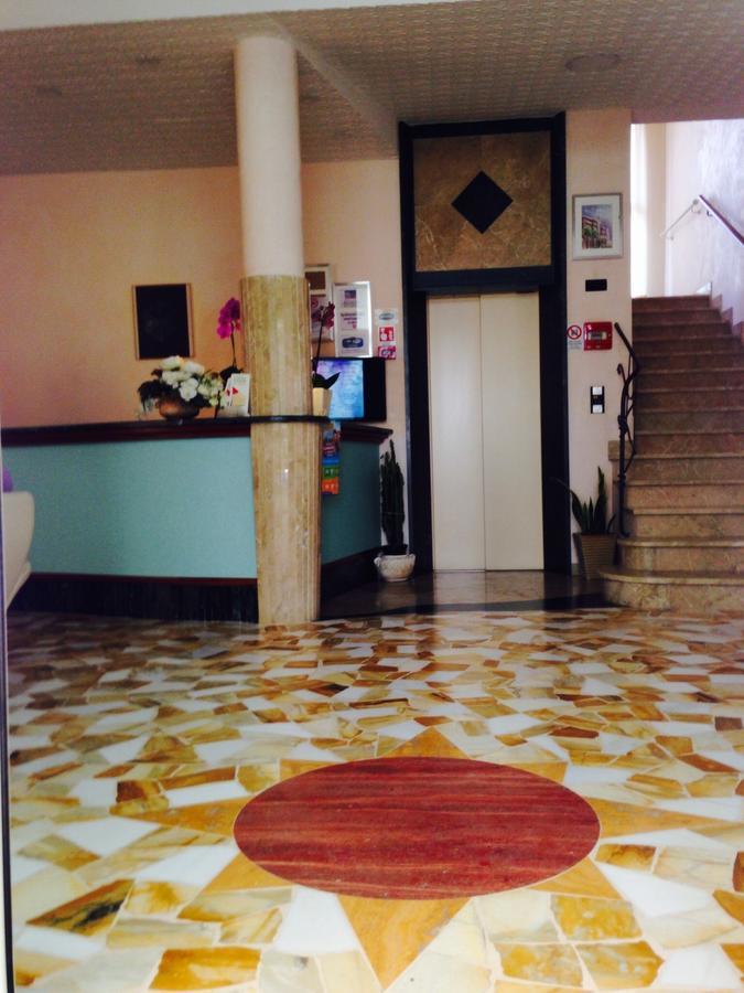 Hotel Lazzarini Bellaria-Igea Marina Exterior foto